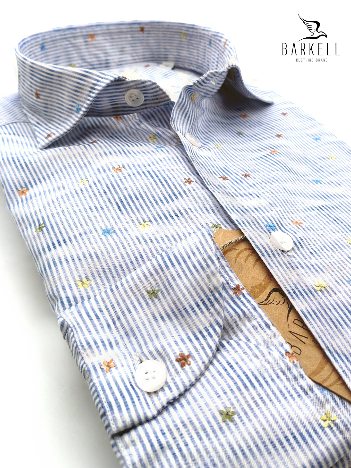 Camicia in Cotone Fantasia Riga Blu e Fiori Multicolore Fondo Bianco Collo Francese Piccolo