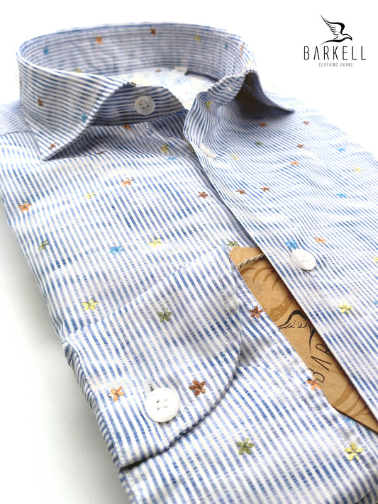 Camicia in Cotone Fantasia Riga Blu e Fiori Multicolore Fondo Bianco Collo Francese Piccolo