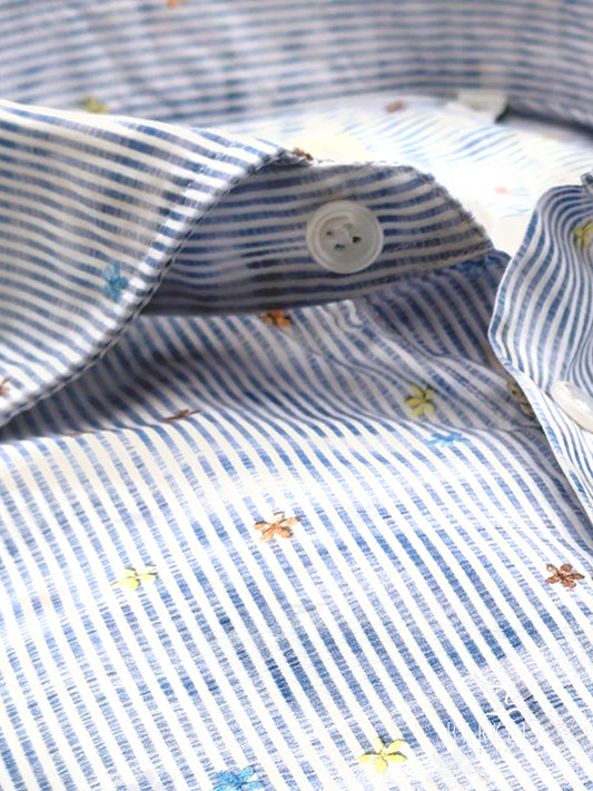 Camicia in Cotone Fantasia Riga Blu e Fiori Multicolore Fondo Bianco Collo Francese Piccolo