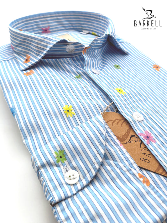 Camicia in Cotone Fantasia Righe Azzurre e Fiori Multicolore Fondo Bianco Collo Francese Piccolo