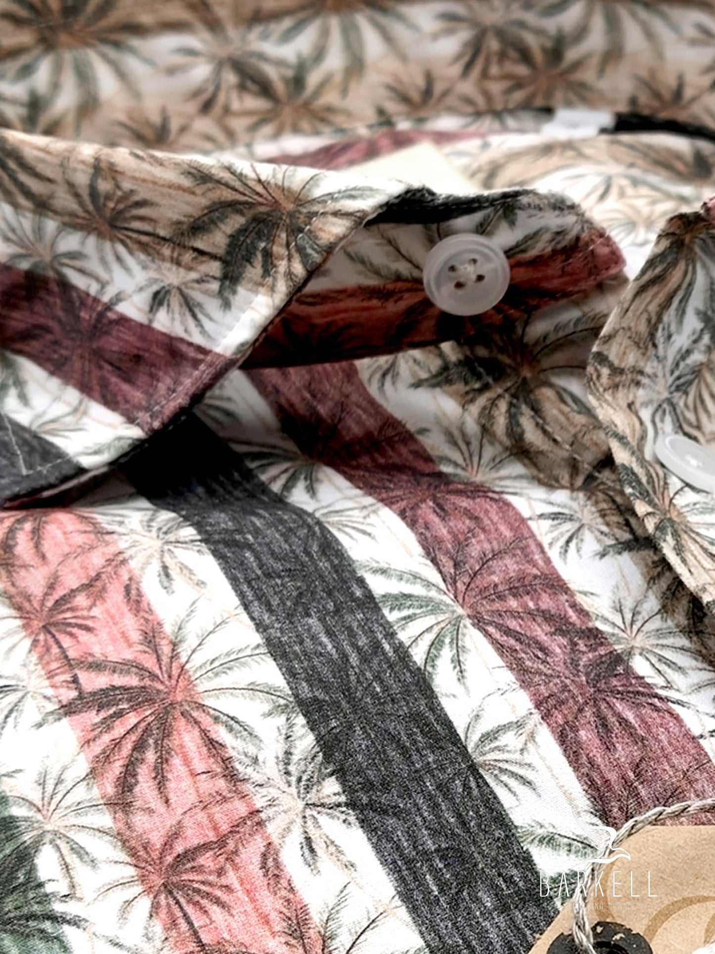 Camisa de Algodón con Estampado de Rayas y Palmeras Multicolores sobre Fondo Blanco. Collar Francés Pequeño