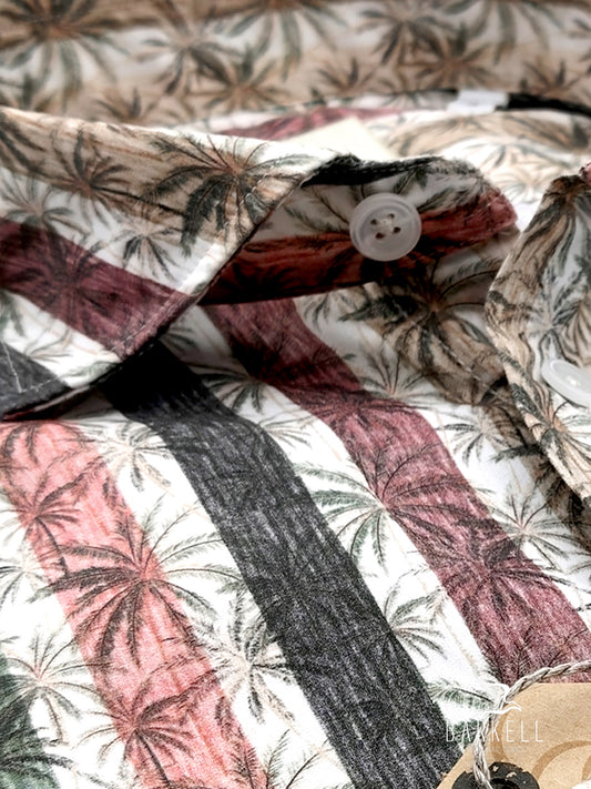 Camisa de Algodón con Estampado de Rayas y Palmeras Multicolores sobre Fondo Blanco. Collar Francés Pequeño