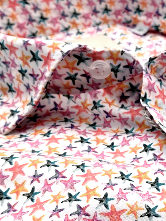 Camicia in Cotone Fantasia Stelle Multicolore Fondo Bianco Collo Francese Piccolo