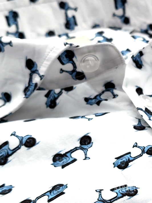 Camicia in Cotone Fantasia Vespa Azzurra Fondo Bianco Collo Francese Piccolo