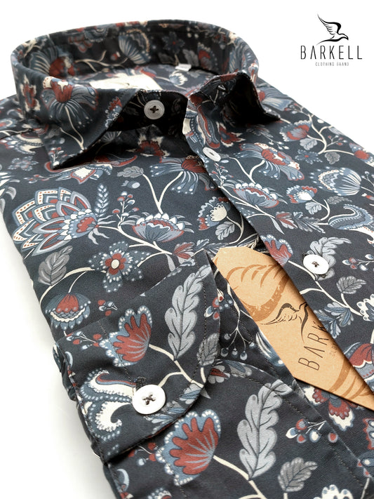 Camisa de algodón con estampado paisley multicolor. Fondo azul. Cuello italiano pequeño
