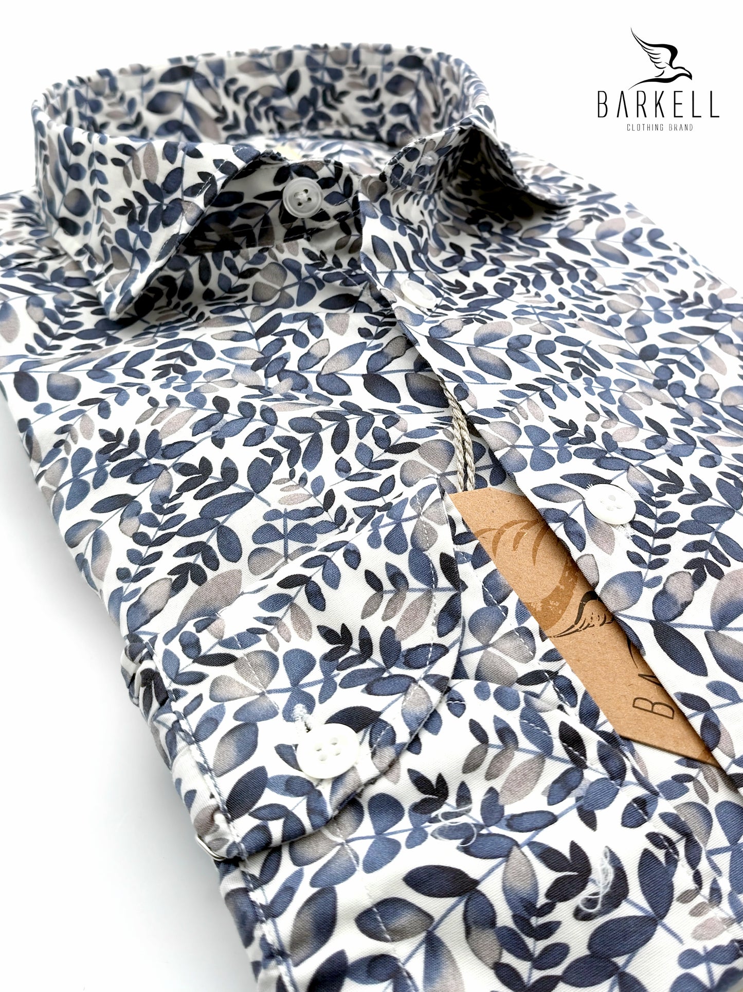 Camisa de algodón con estampado de hojas azules sobre fondo blanco con cuello italiano pequeño