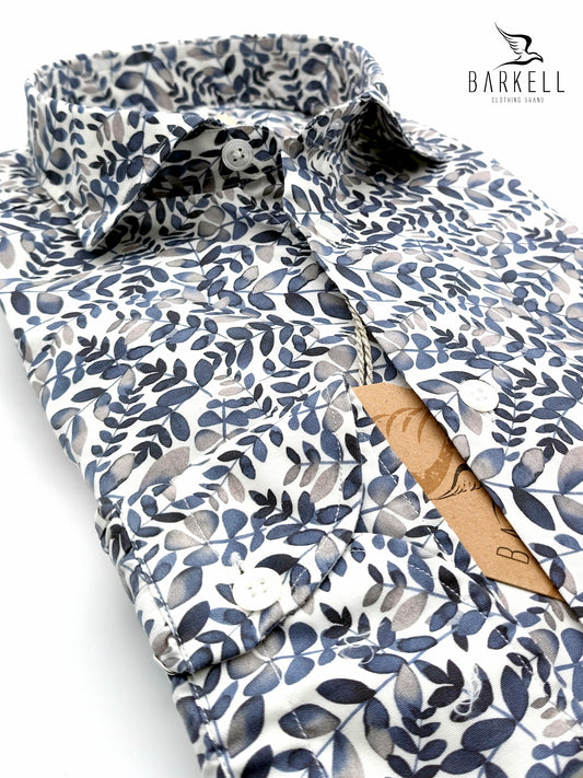 Camisa de algodón con estampado de hojas azules sobre fondo blanco con cuello italiano pequeño