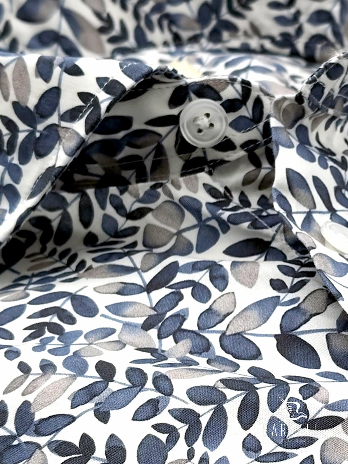 Camisa de algodón con estampado de hojas azules sobre fondo blanco con cuello italiano pequeño