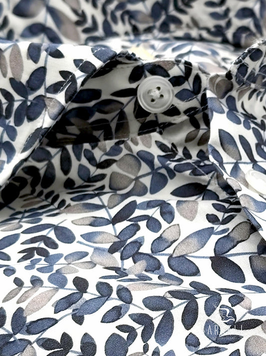 Camisa de algodón con estampado de hojas azules sobre fondo blanco con cuello italiano pequeño