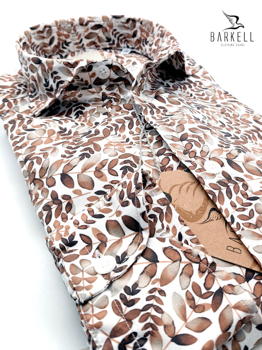 Camisa de algodón con estampado de hojas de tabaco sobre fondo blanco con cuello italiano pequeño