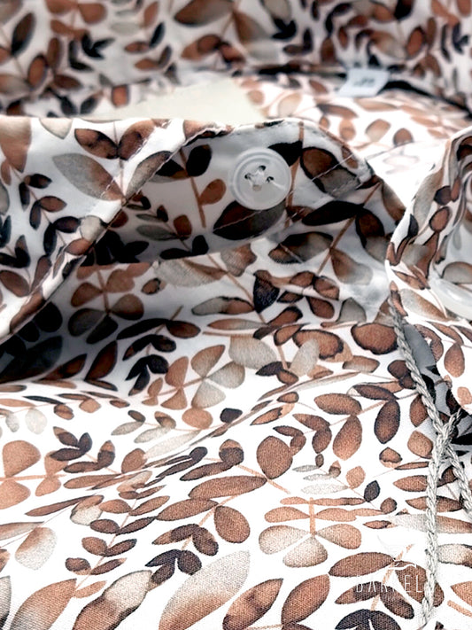 Camisa de algodón con estampado de hojas de tabaco sobre fondo blanco con cuello italiano pequeño