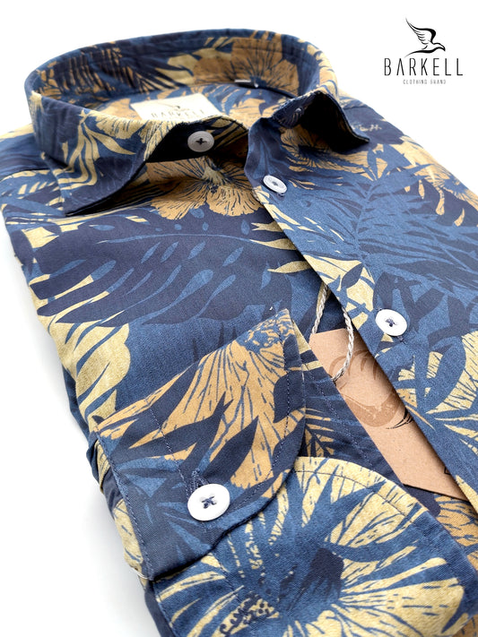 Camisa de Algodón con Estampado Tropical Multicolor y Fondo Azul. Collar Francés Pequeño