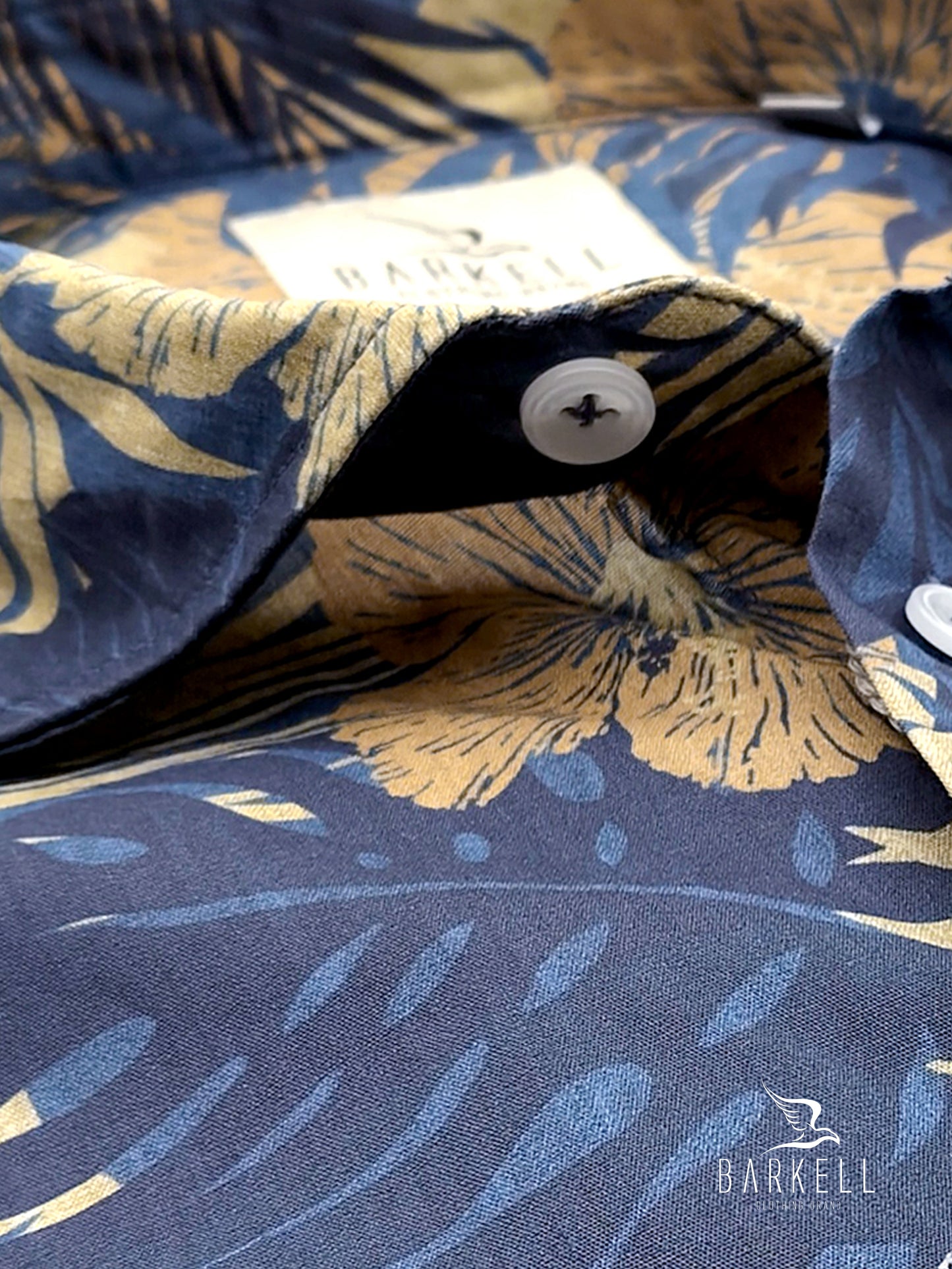 Camisa de Algodón con Estampado Tropical Multicolor y Fondo Azul. Collar Francés Pequeño