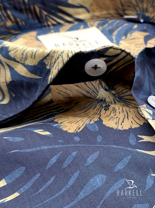 Camisa de Algodón con Estampado Tropical Multicolor y Fondo Azul. Collar Francés Pequeño