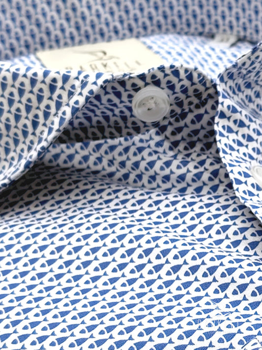 Camisa de algodón con estampado de peces azules sobre fondo blanco con cuello italiano pequeño