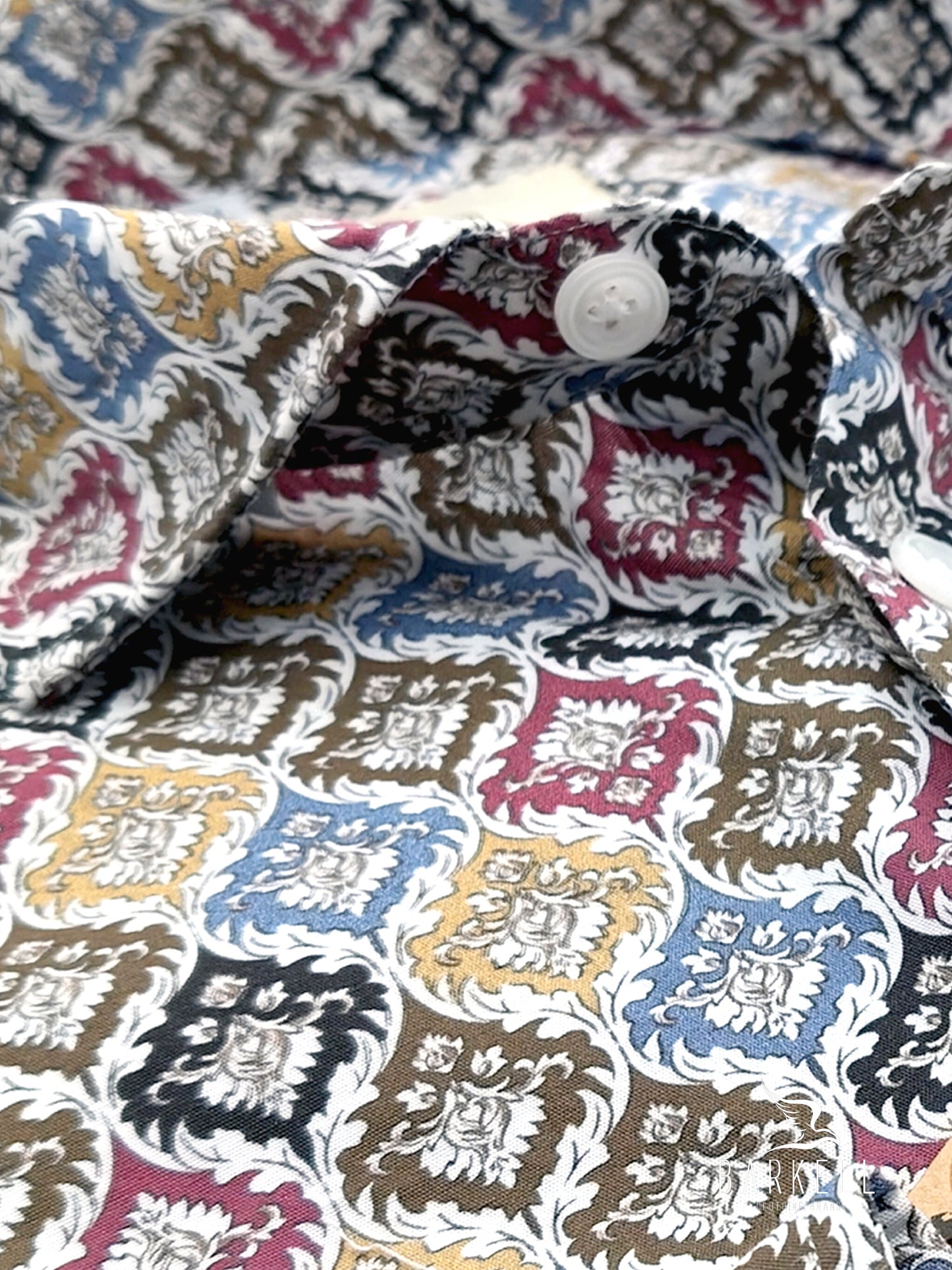 Camisa de algodón con estampado de mayólica multicolor sobre fondo blanco con cuello italiano pequeño