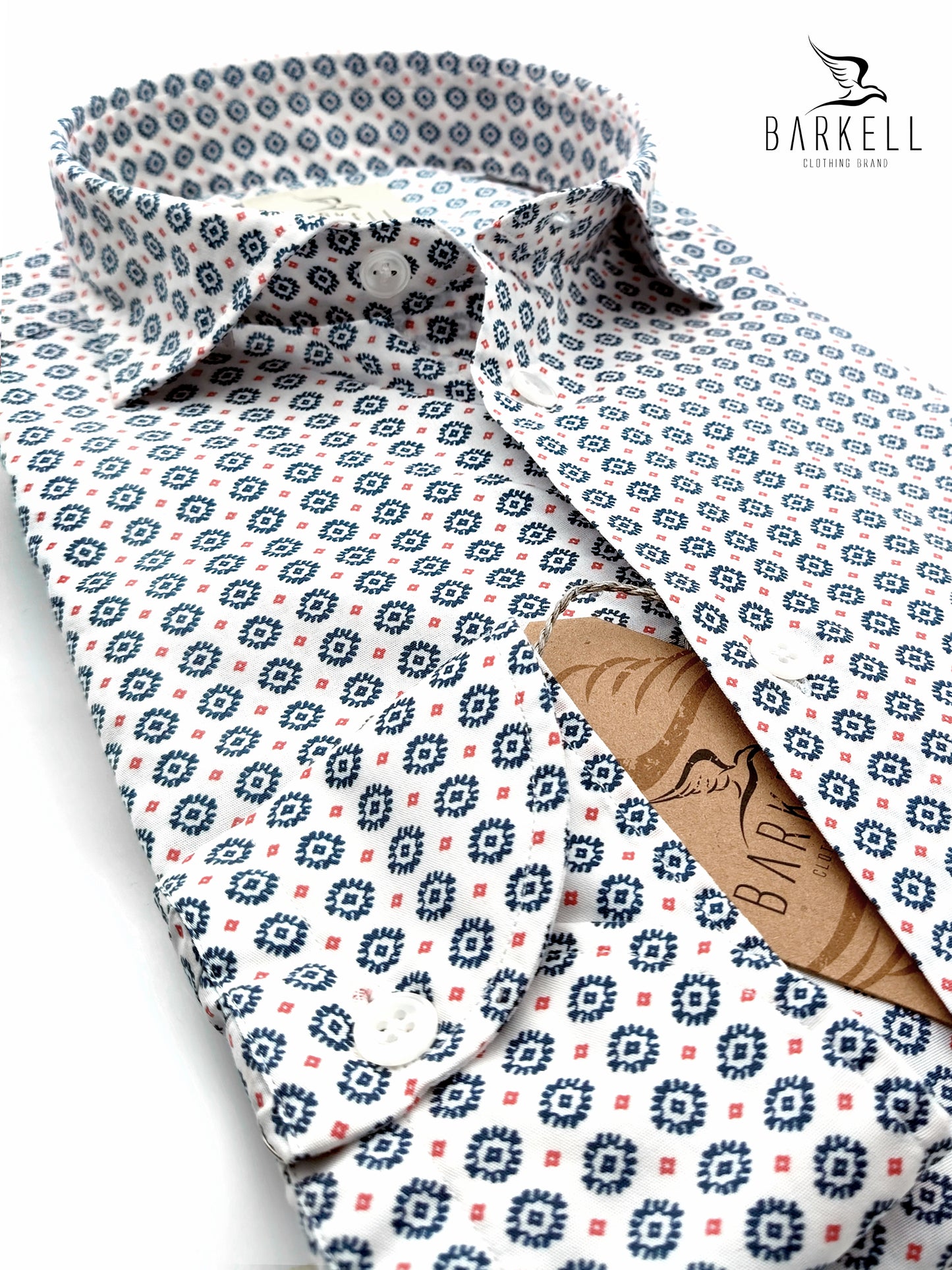 Camisa de Algodón con Estampado Geométrico Azul sobre Fondo Blanco con Cuello Italiano Pequeño
