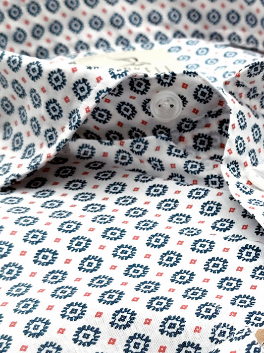Camisa de Algodón con Estampado Geométrico Azul sobre Fondo Blanco con Cuello Italiano Pequeño
