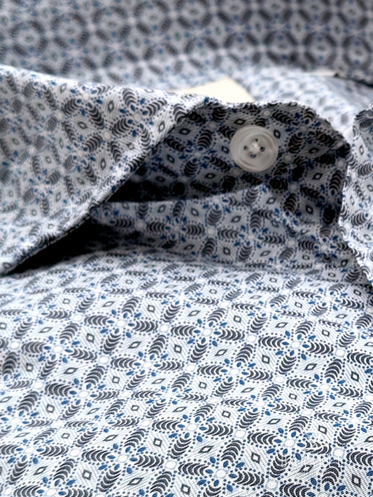 Camisa de algodón con estampado geométrico de la Fuerza Aérea y fondo blanco. Collar Francés Pequeño