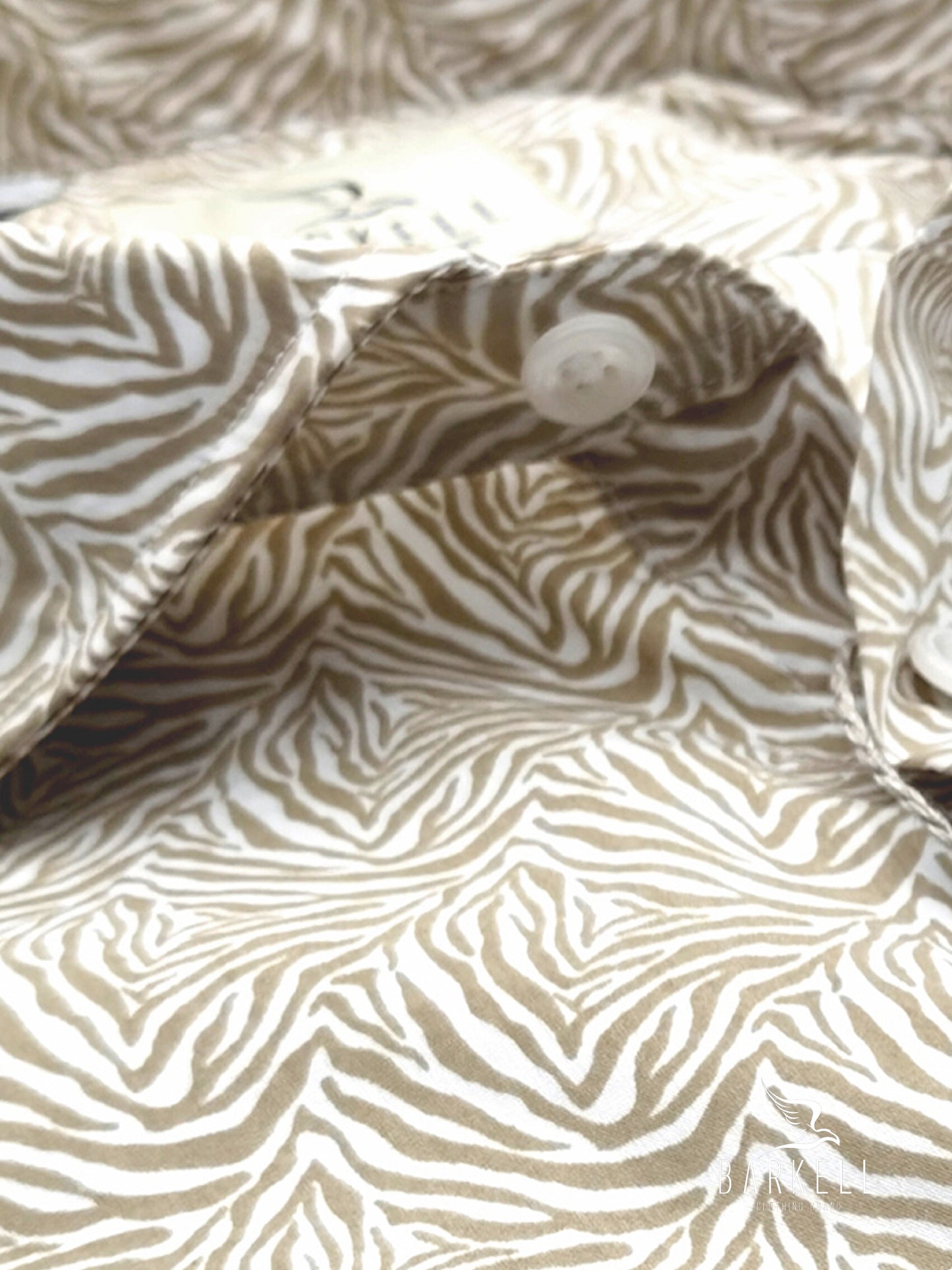 Camicia in Cotone Fantasia Safari Bianco Fondo Sabbia Collo Francese Piccolo