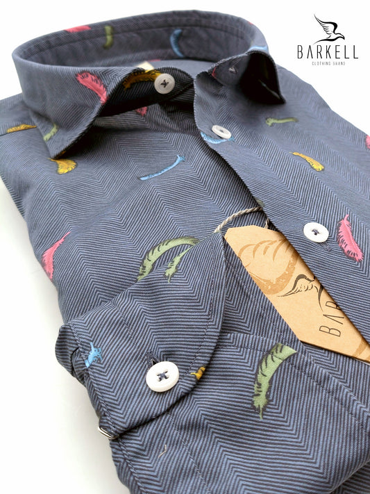 Camicia in Cotone Fantasia Piume Multicolore Fondo Denim Collo Francese Piccolo