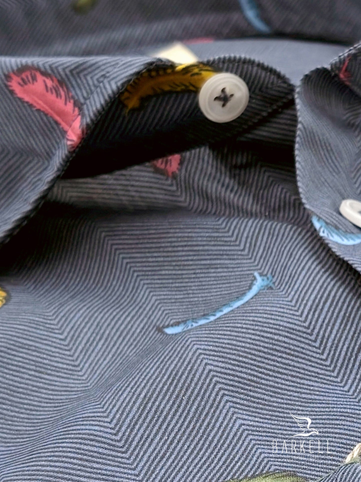 Camicia in Cotone Fantasia Piume Multicolore Fondo Denim Collo Francese Piccolo