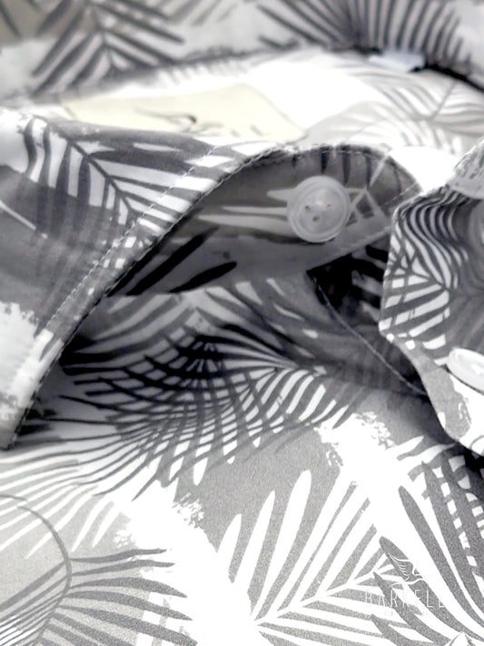 Camisa de Algodón con Estampado de Palmeras Gris Paloma y Fondo Blanco. Cuello francés pequeño