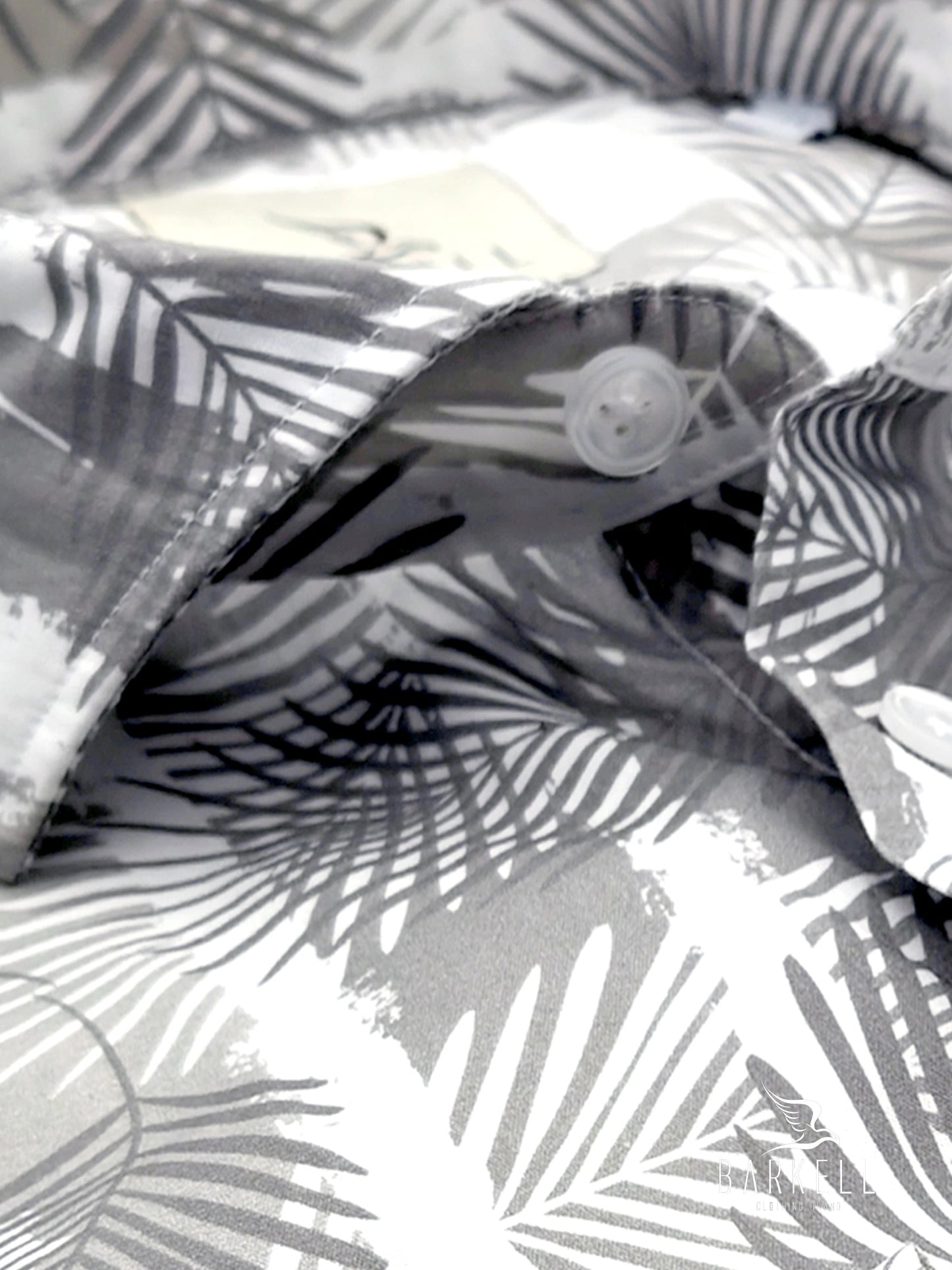 Camisa de Algodón con Estampado de Palmeras Gris Paloma y Fondo Blanco. Cuello francés pequeño