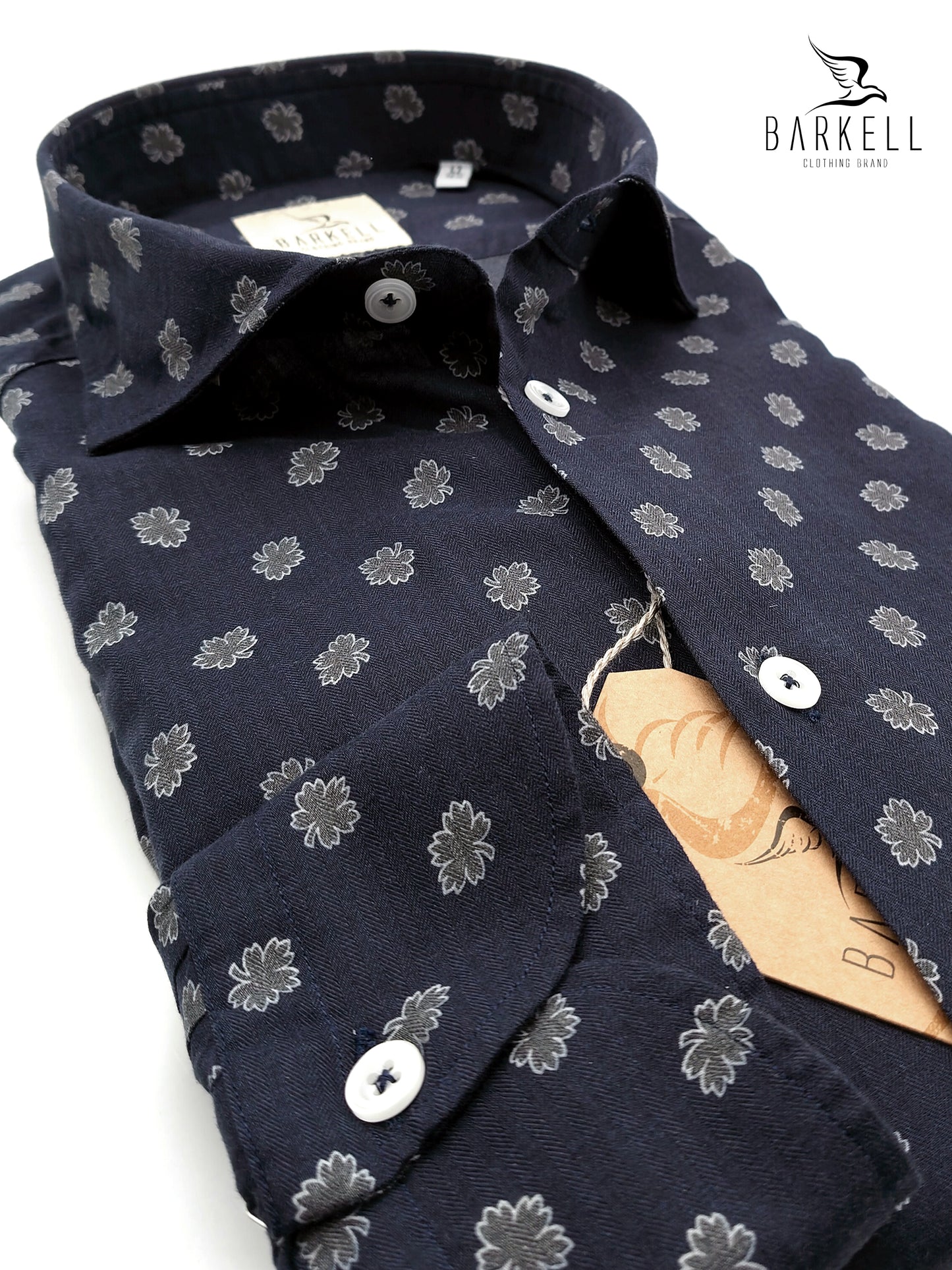 Camisa de algodón con estampado de hojas grises sobre fondo azul con cuello italiano pequeño