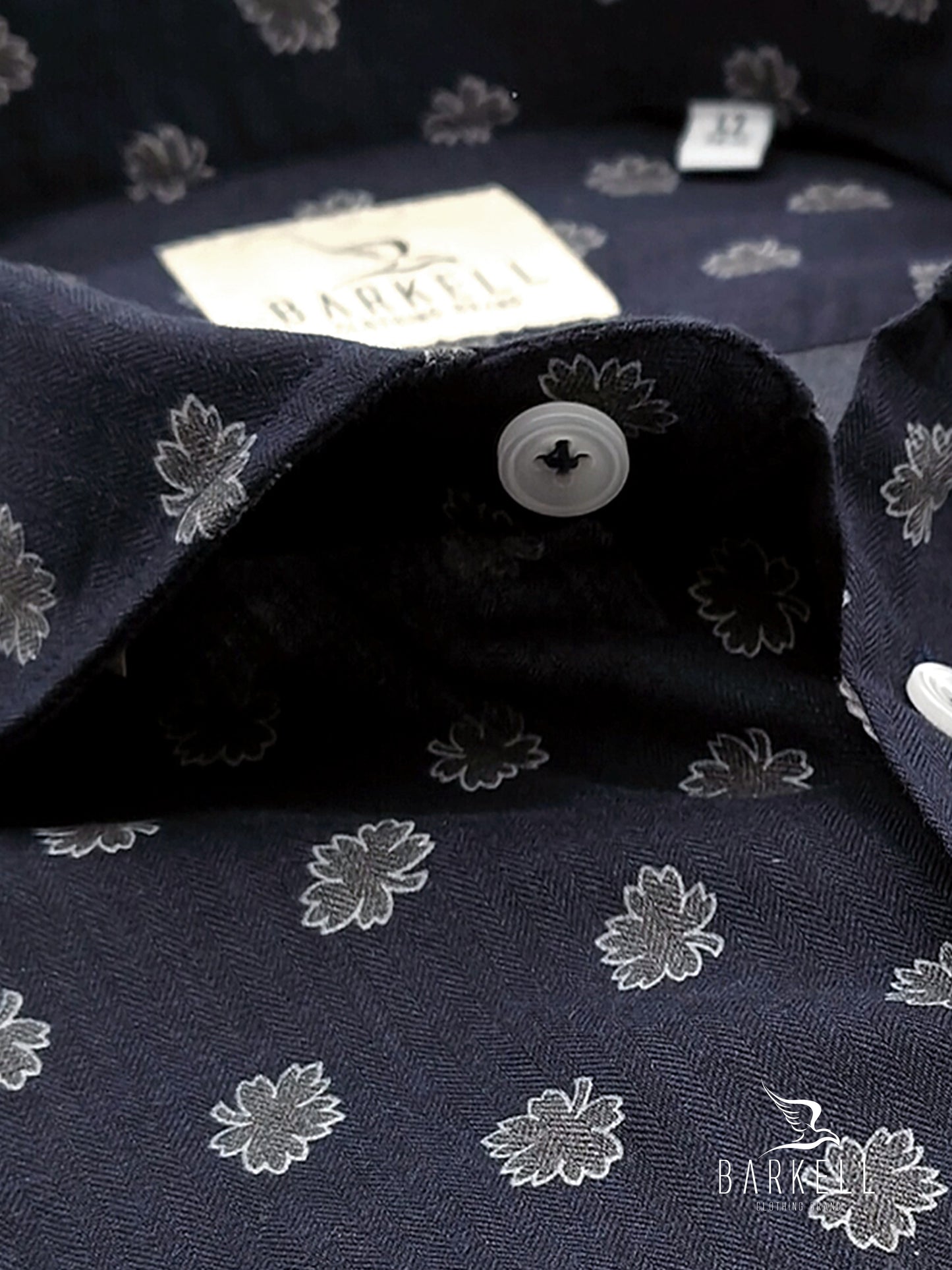 Camisa de algodón con estampado de hojas grises sobre fondo azul con cuello italiano pequeño