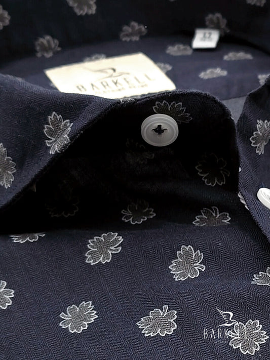 Camisa de algodón con estampado de hojas grises sobre fondo azul con cuello italiano pequeño
