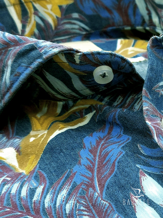 Camicia in Jeans Fantasia Palme Tropicali Multicolore Fondo Stone Denim Medio Collo Francese Cutaway