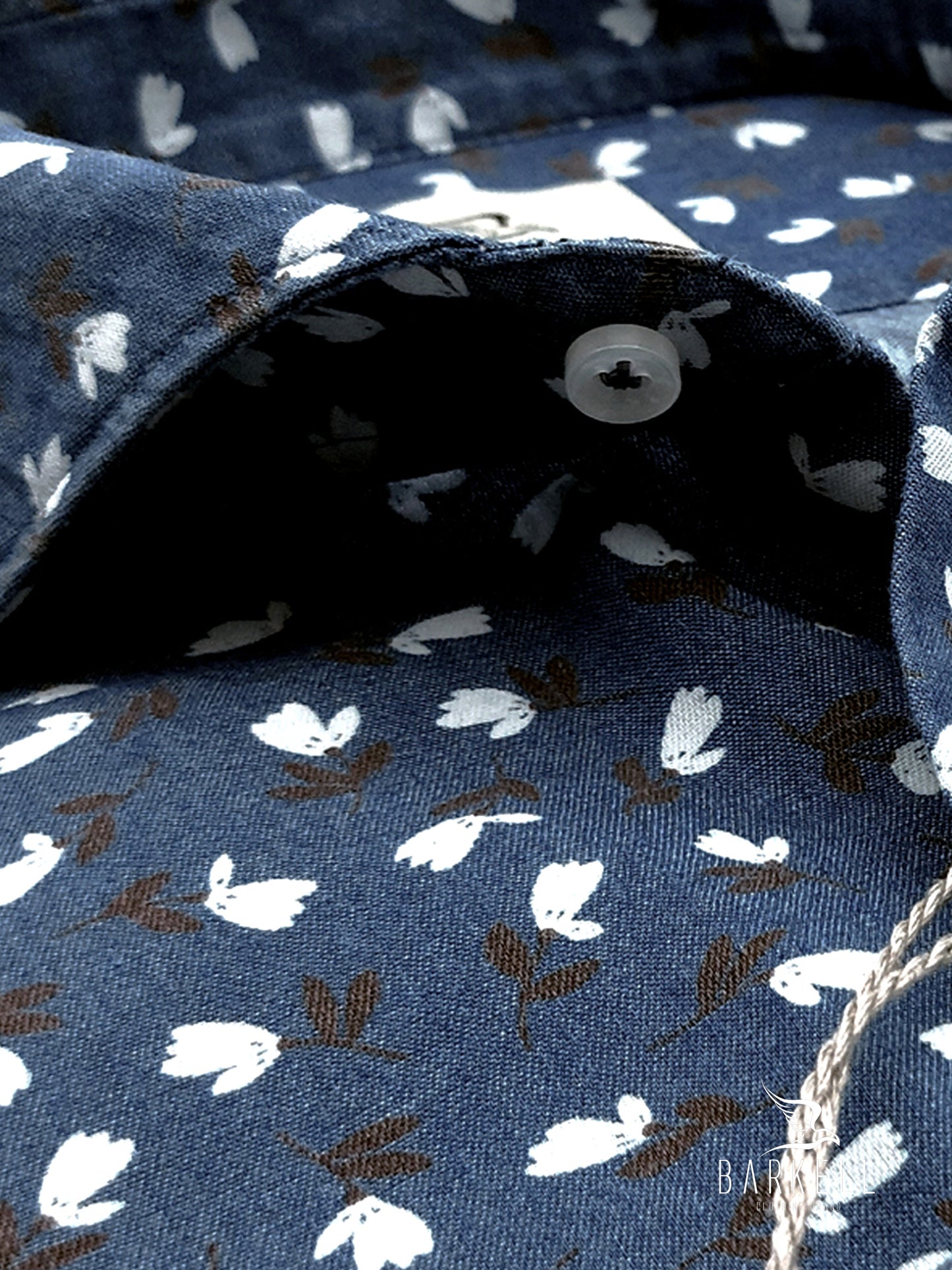 Camicia in Jeans Fantasia Fiore Gesso e Marrone Fondo Stone Denim Medio Collo Francese Cutaway