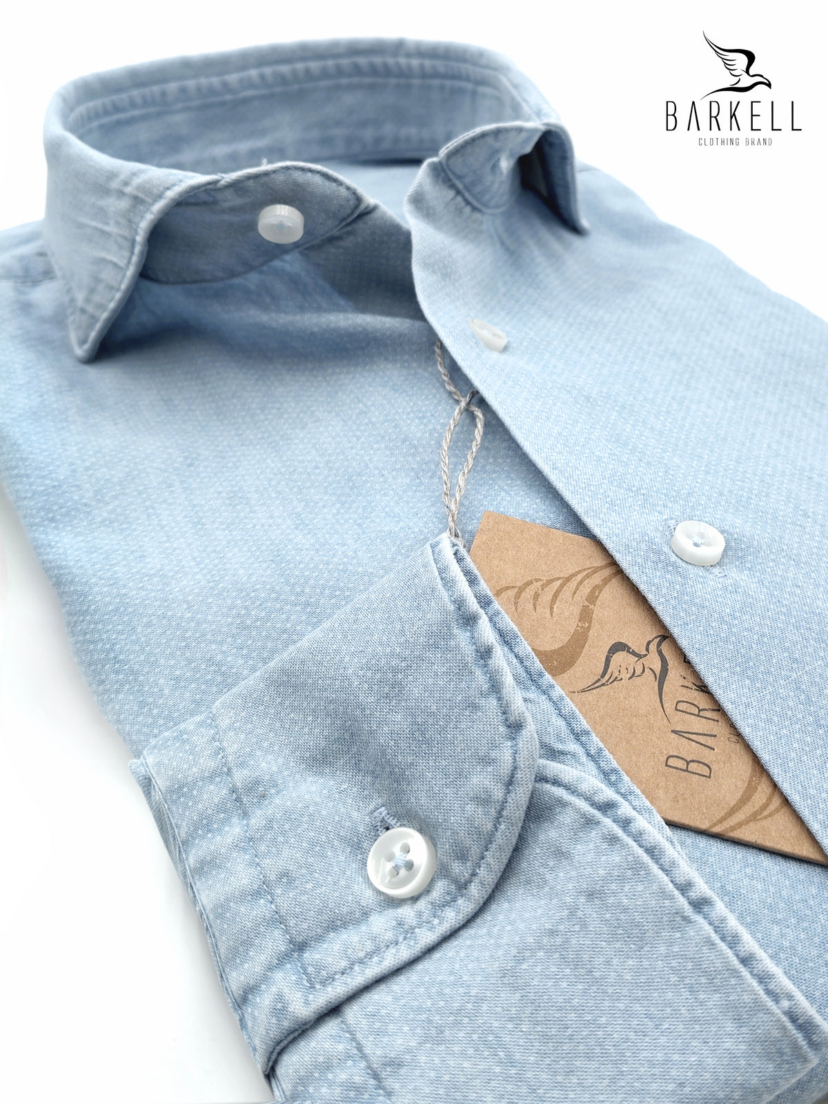 Chemise en denim de coton avec motif à micro pois. Bas de jean léger avec col italien