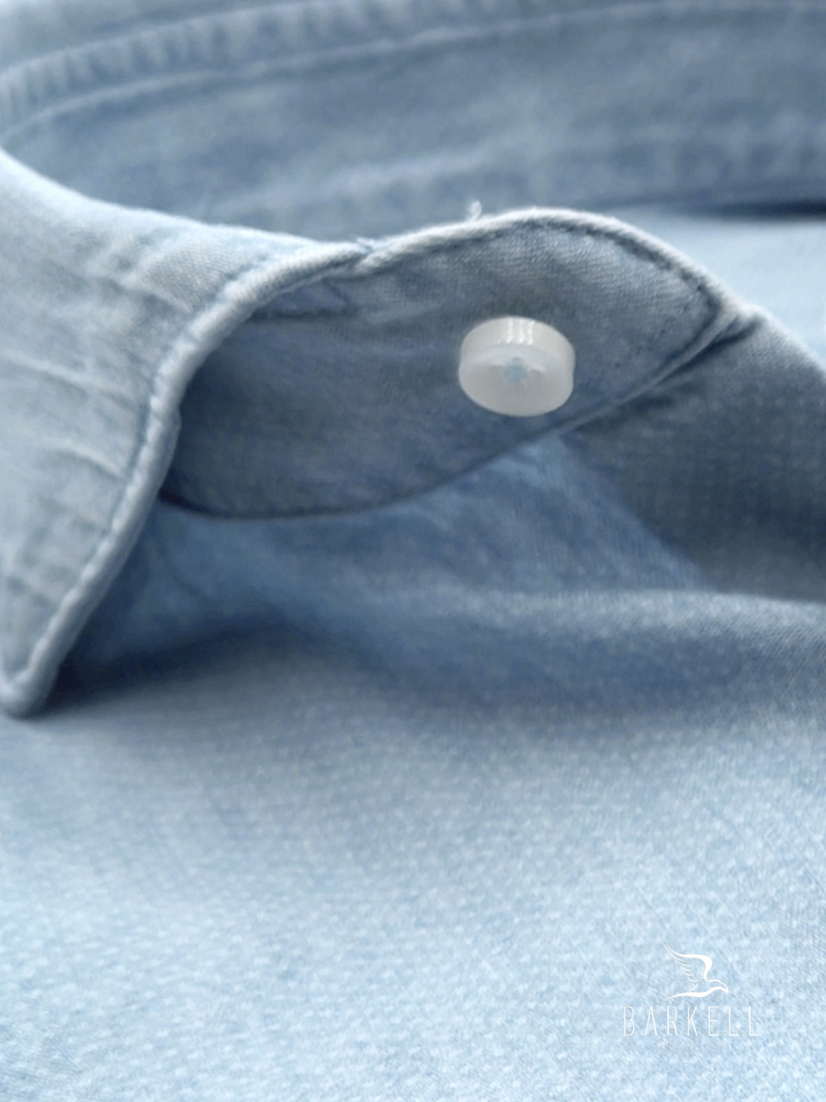 Chemise en denim de coton avec motif à micro pois. Bas de jean léger avec col italien