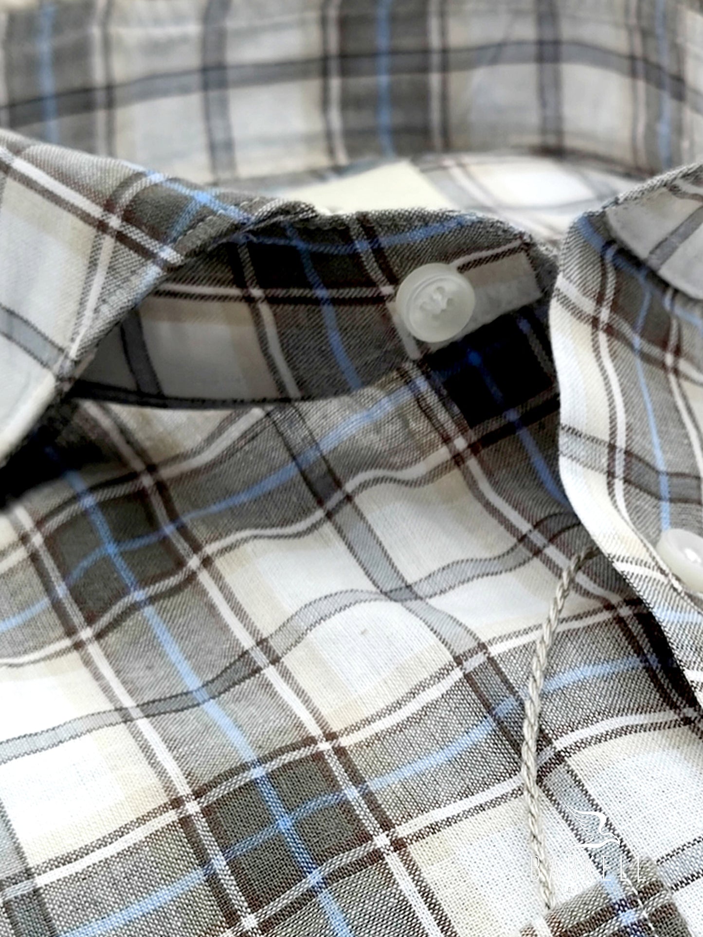 Camisa mezcla de lino de cuadros multicolor con fondo blanco, cuello italiano