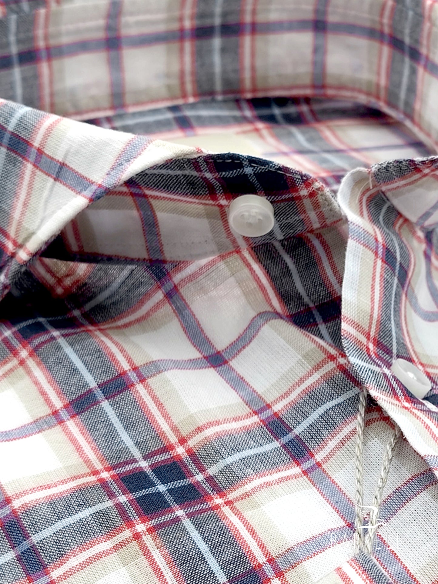 Camisa mezcla de lino de cuadros multicolor con fondo blanco, cuello italiano