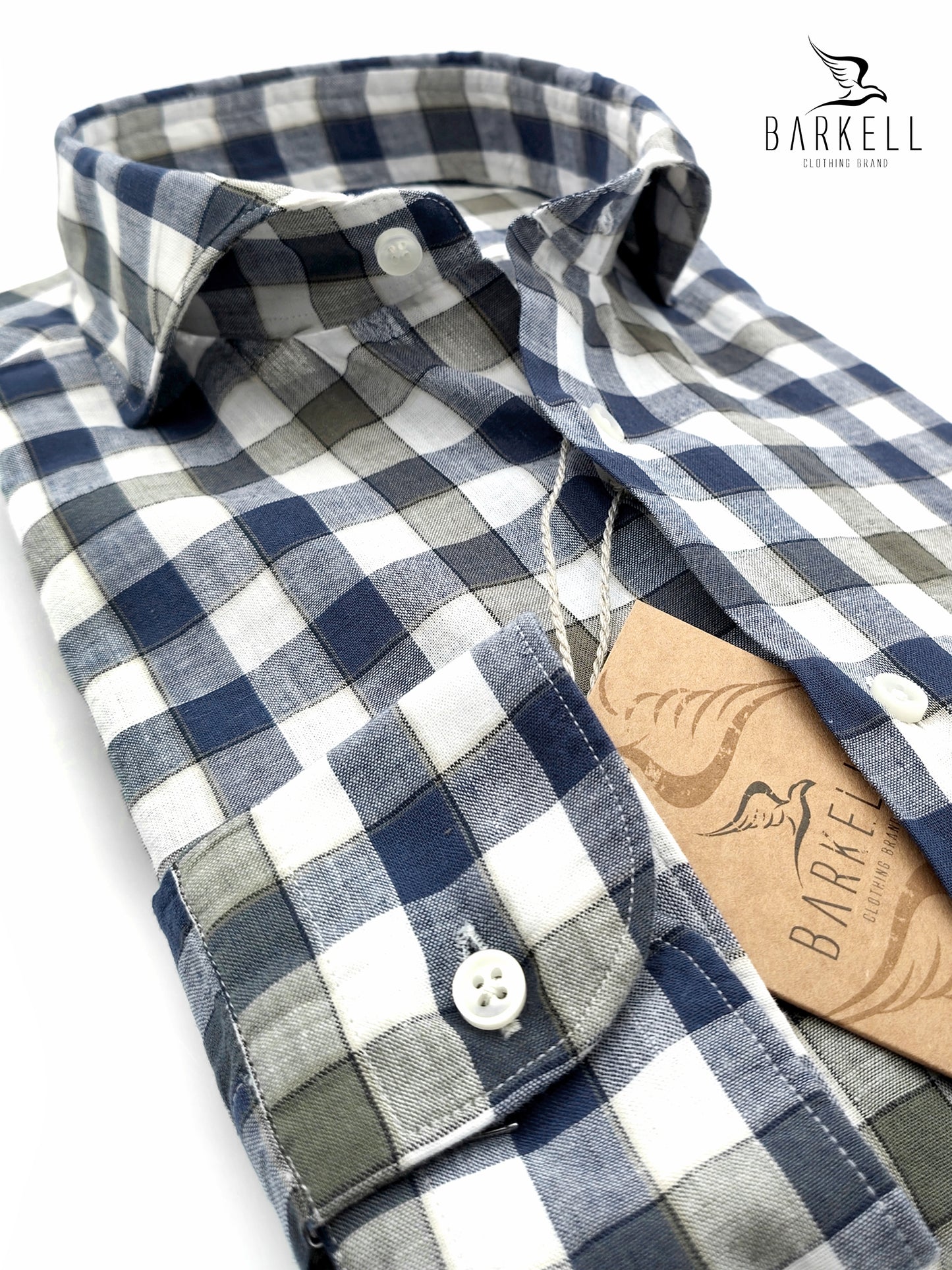 Camisa de mezcla de lino de cuadros verdes y azules con cuello francés italiano y fondo blanco