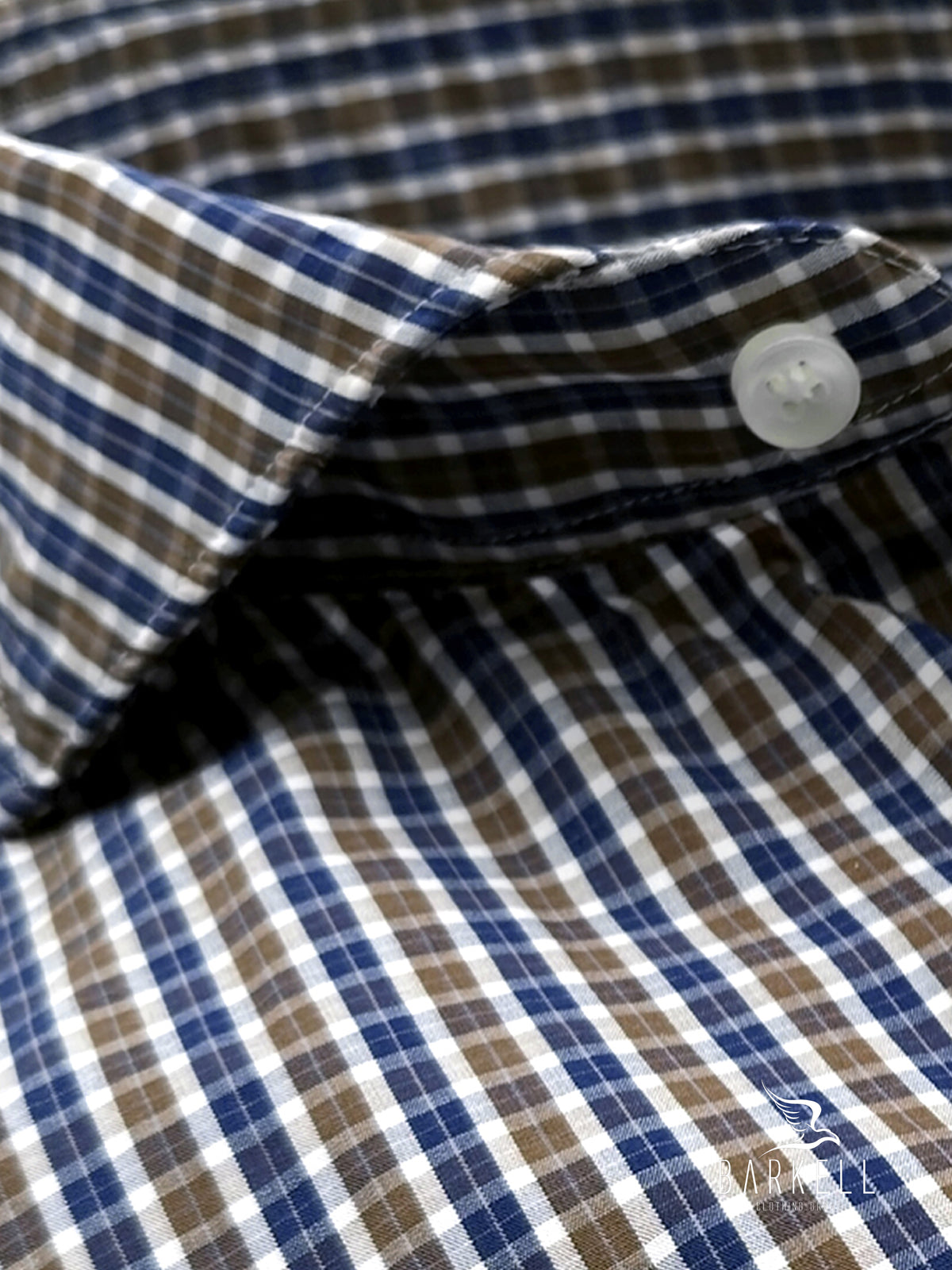 Camisa de algodón a cuadros marrón y blanca con cuello italiano