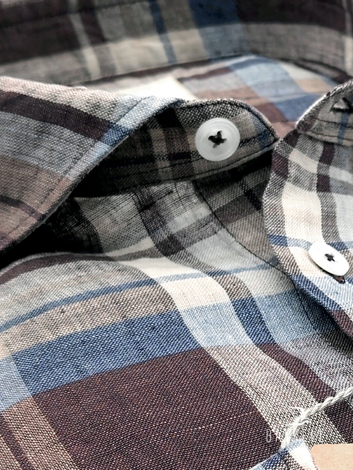 Camicia in Puro Lino Quadro Azzurro e Gesso Fondo Marrone Collo Francese Piccolo