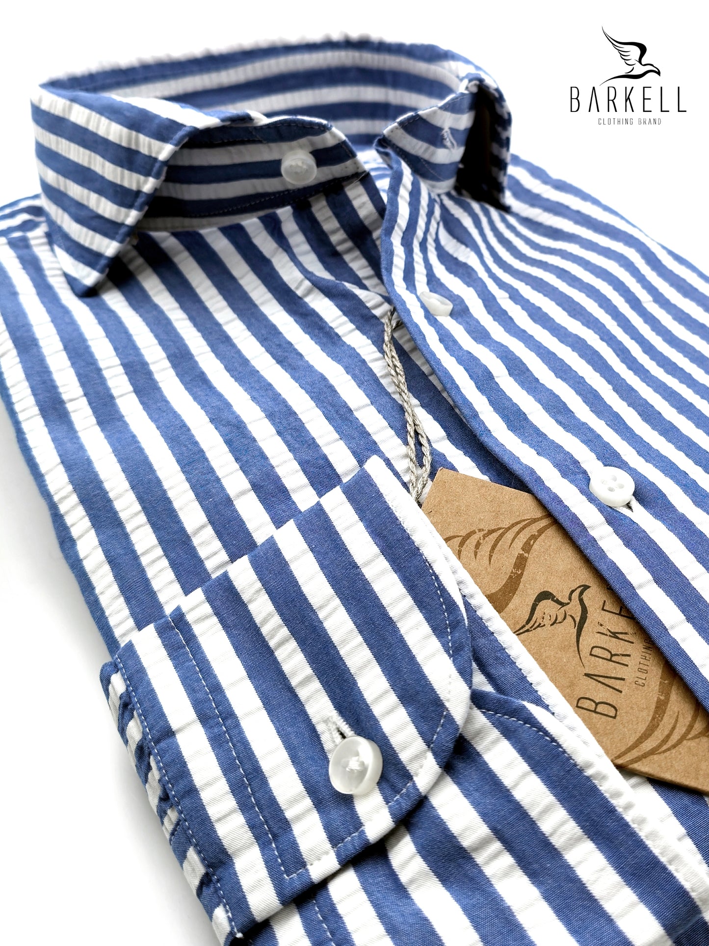 Camisa de algodón de seersucker a rayas azules y blancas con cuello francés