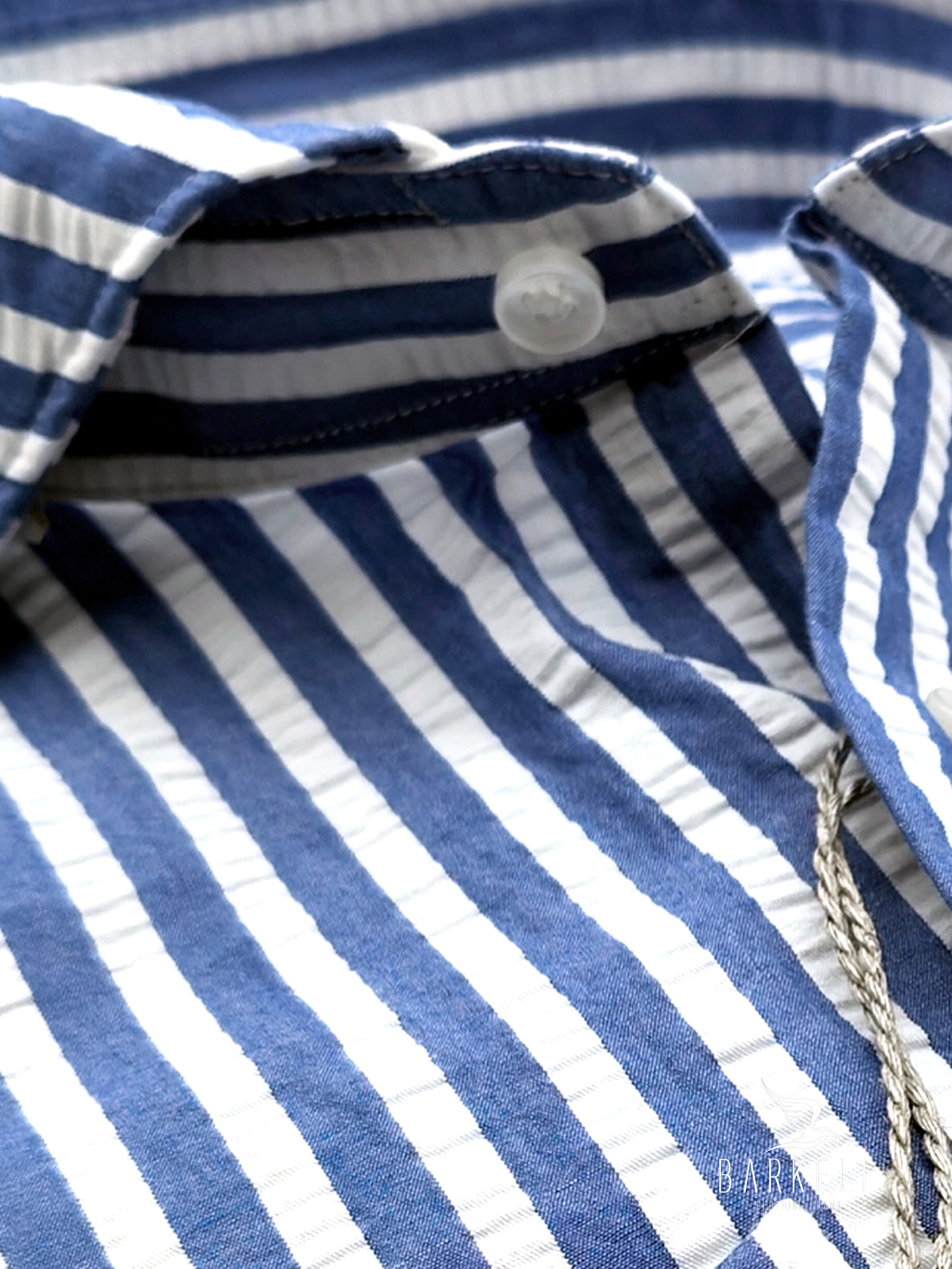 Camisa de algodón de seersucker a rayas azules y blancas con cuello francés