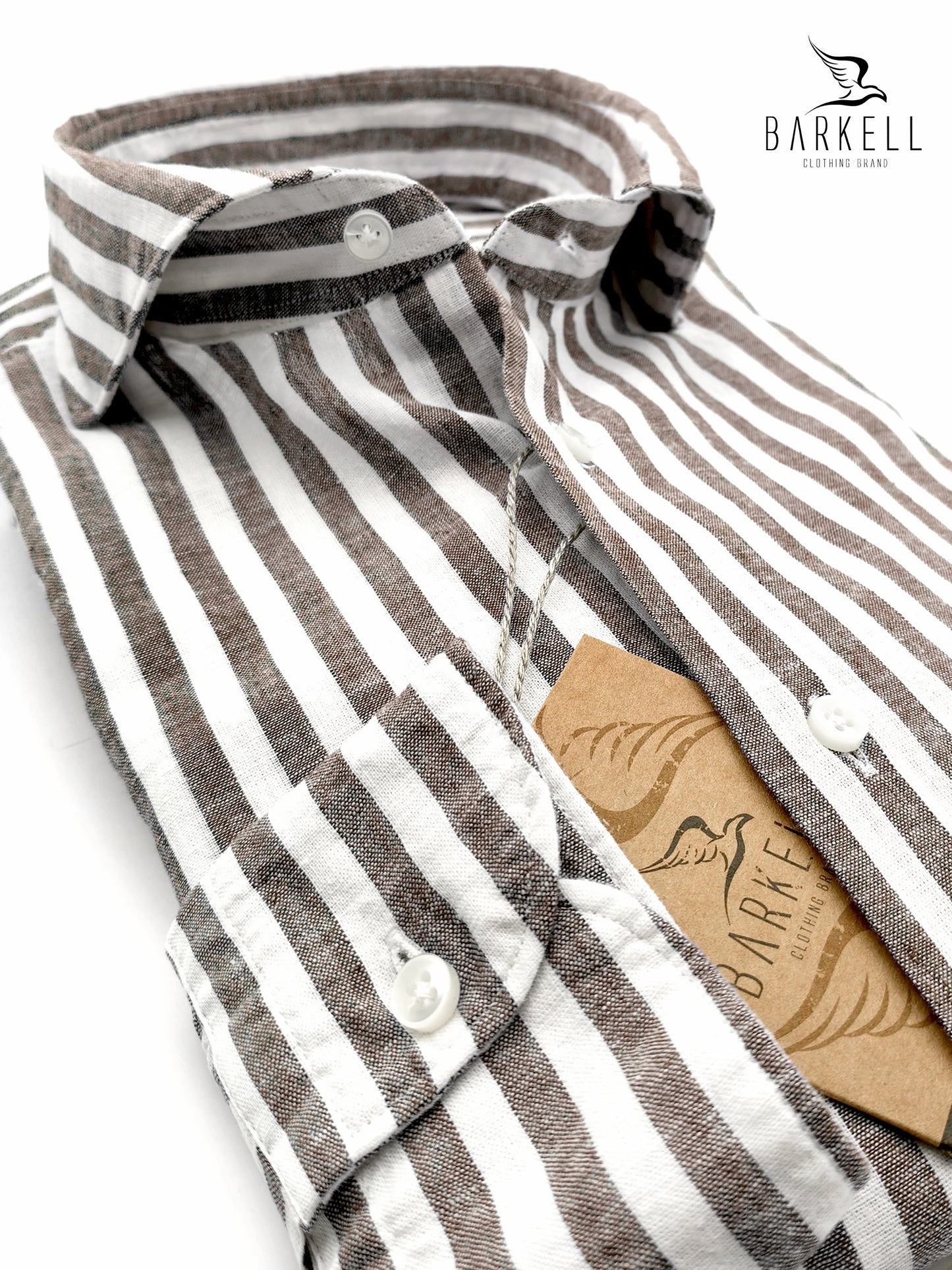 Camisa de rayas en mezcla de lino marrón y blanco con cuello italiano