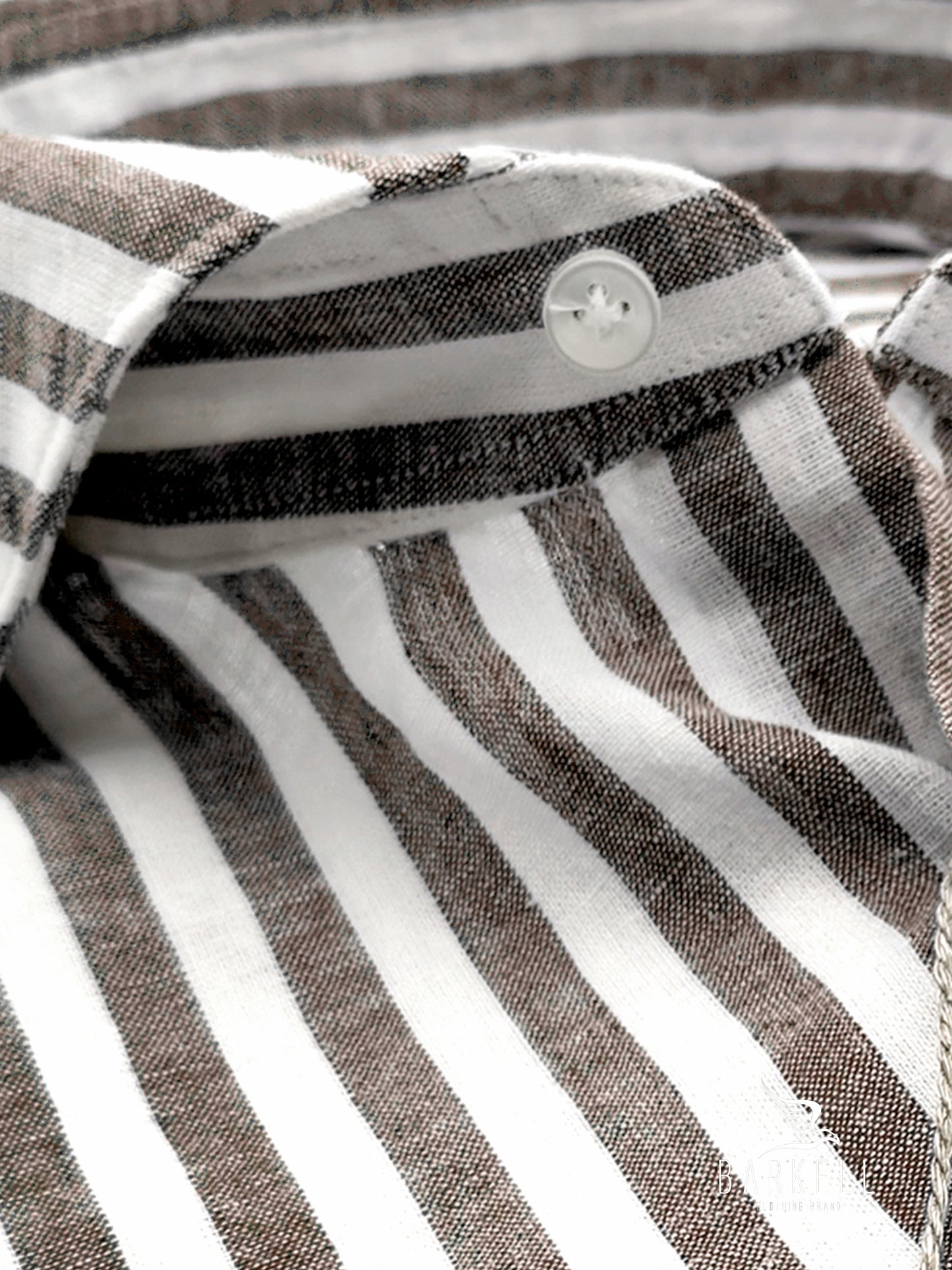 Camisa de rayas en mezcla de lino marrón y blanco con cuello italiano
