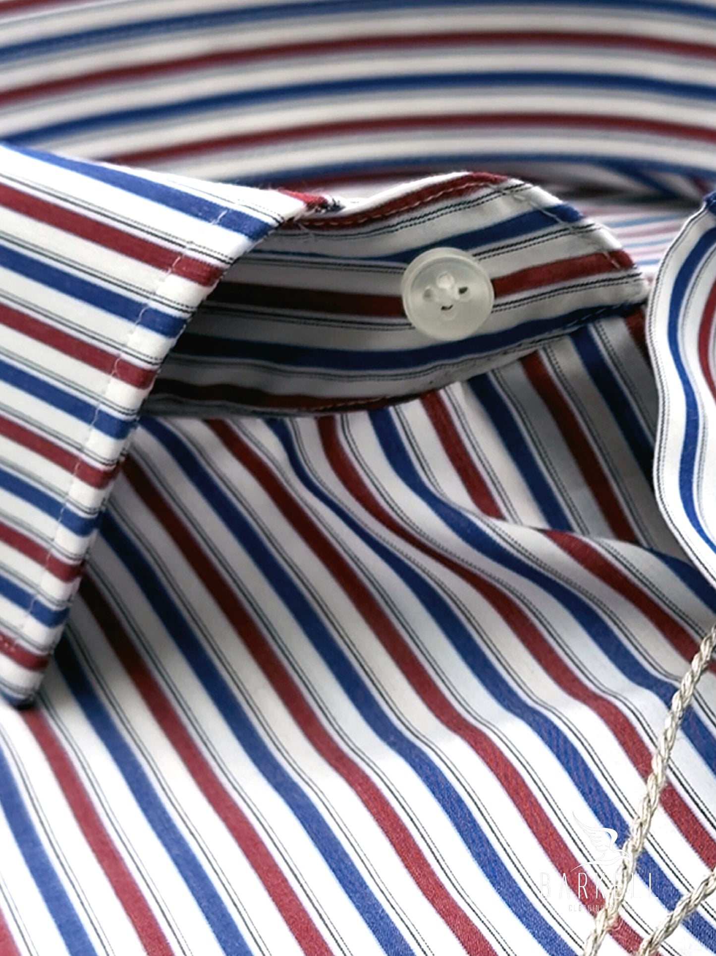 Camisa de algodón sin planchado de rayas azules y rojas sobre fondo blanco con cuello francés