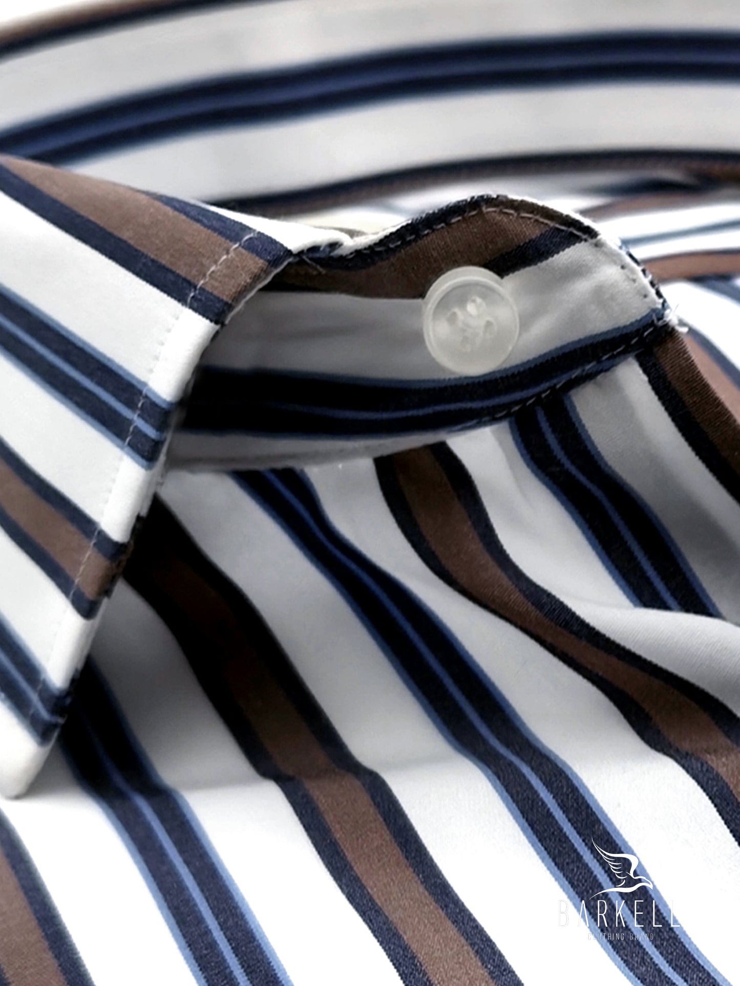 Camisa de algodón de rayas marrones y azules con cuello francés