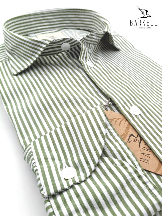 Camisa de algodón a rayas verde oliva y blanca con cuello italiano pequeño
