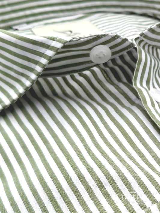 Camisa de algodón a rayas verde oliva y blanca con cuello italiano pequeño