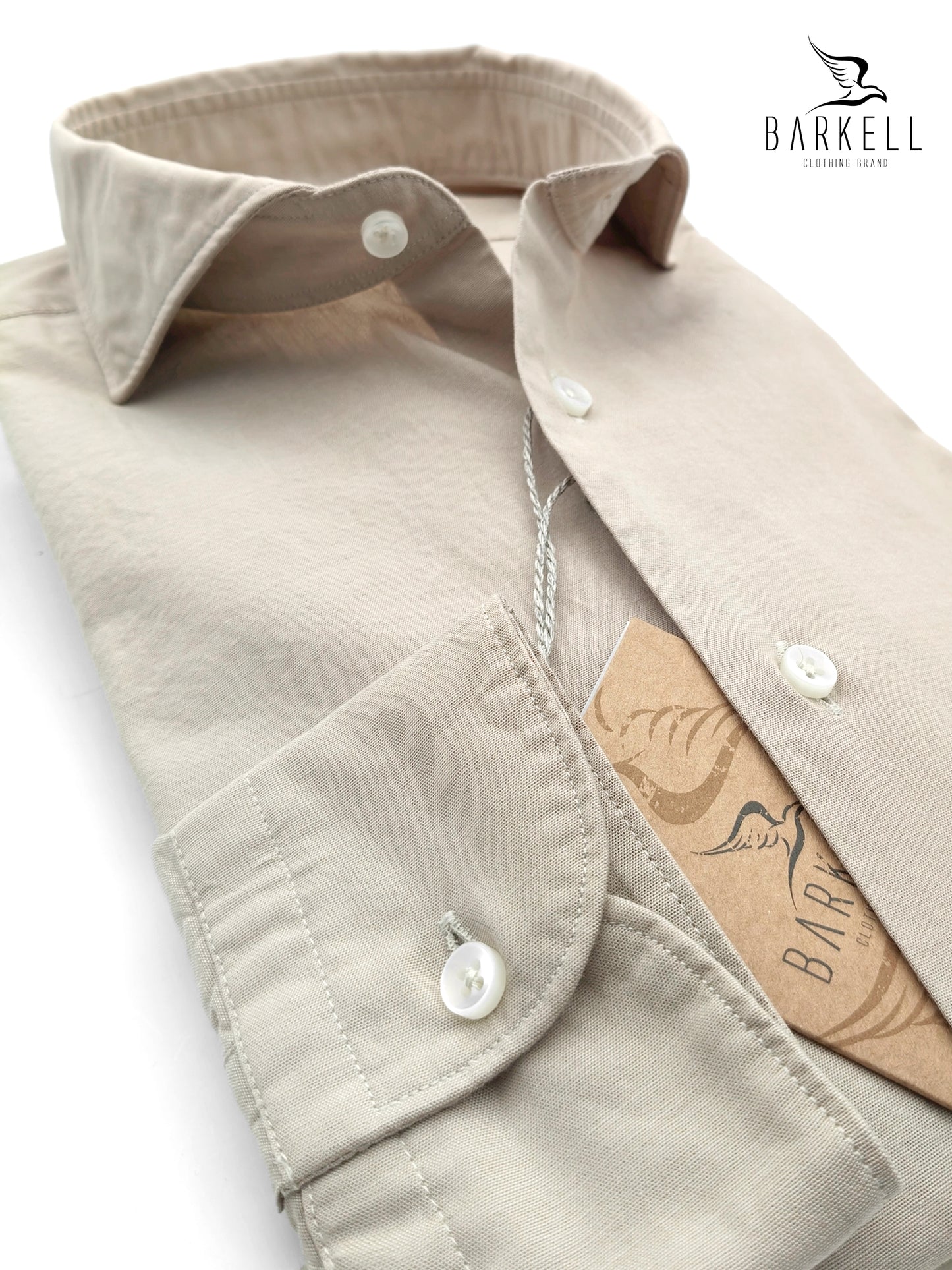 Camisa vaquera lavada de algodón cambray en color arena con cuello italiano