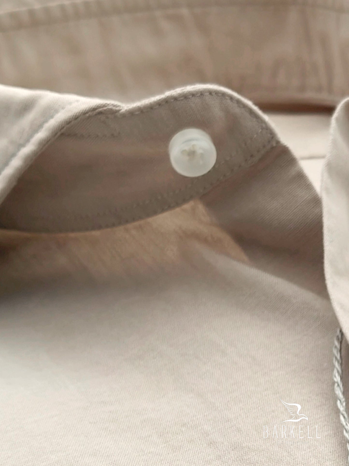 Camisa vaquera lavada de algodón cambray en color arena con cuello italiano